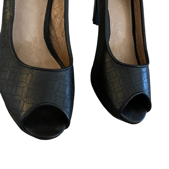 Fossil Women’s Size 10 Black Perforated Peep Toe Heels. - Picture 6 of 10